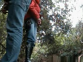 Mature woman piss in the bushes