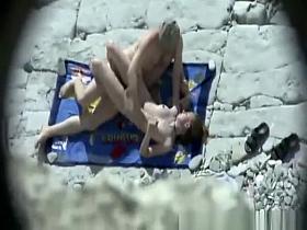 Dude fucks girlfriend in beach