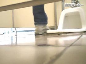 Girls piss in the toilet bowl and show thieir butts