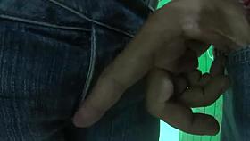 Tocando uma bucetinha no posto de saude