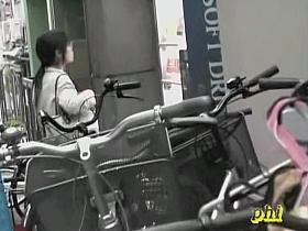 Asian girl couldn.t find her wallet and got top sharked