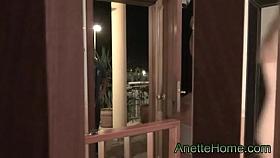 3 nanas francaises a poils devant le livreur de pizza