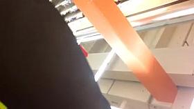 Sous la jupe d'une beurette au super marcher ! 2