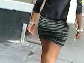 Madura puta en minifalda III