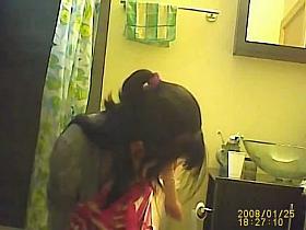 Amateur teen flashed her butt while pissing on toilet