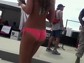 Hypnotizing teenage ass on a beach