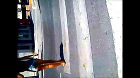 chica pantalon corto se le ven los cachetes del culo