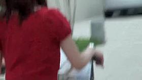 Candid ass of nursing mom in the city is shot