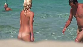 Rubia desnuda en la playa