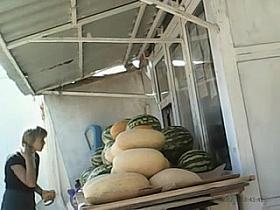 Upskirt Milf Eat Yellow Panties - With Face