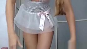 Cute babe with sexy ass plays naughty on the webcam