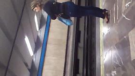 sexy milf esperando el metro