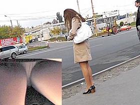 Hawt upskirt a-hole up her coat