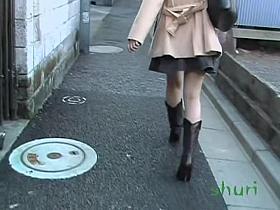 Sharking shuri babe showed her ass when he lifted her skirt