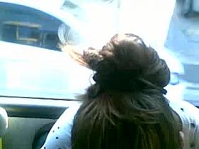 Casada com decote querendo mostrar os peitos no onibus