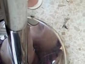 Spying amateur girls upskirt reflecting in the mirror AA48