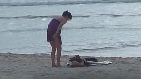 surfeuse qui se change