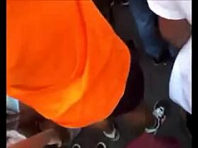 Apoyada hermosa cola