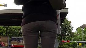 Candid - Babe With Nice Ass In Jeans