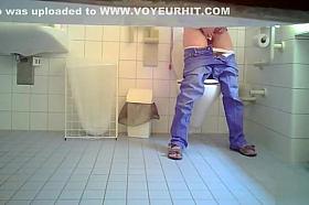 Cutie in jeans makes water in the ladies room