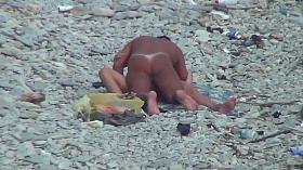 Voyeur. Guy with tanned ass fuck a woman at a public beach