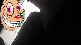 UPSKIRT MADURA CASADA (ESPOSO AL LADO) CALLE