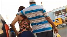 NALGONA CAMINANDO CON FAMILIA (ESPOSO)