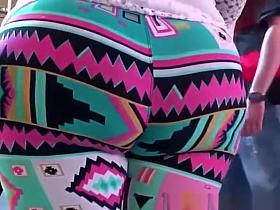 Big ass and thick thighs in leggings