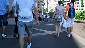 Wind reveals her big butt upskirt