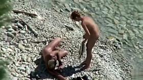 Fast humping for the girlfriend's pussy on the beach