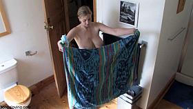 Busty blonde reveals her boobs in down blouse video