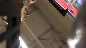 Baixo da saia - Escolhendo sorvetinho (Upskirt)