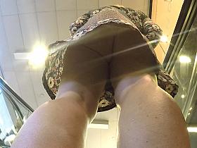 Upskirt of a great ass and shoulder