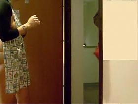 Girl exposes her big ass to pizza delivery dude