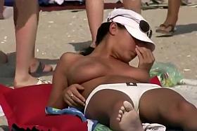 Voyeuring a skinny girl applying lotion