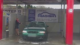 SEXY WOMEN WACHING CAR