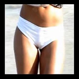 chica hermosisima en la playa marcando cameltoe