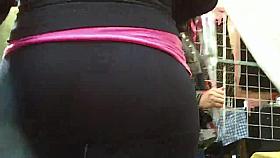 CULOTE EN LICRA EN EL MERCADO. (CAMARA LENTA)