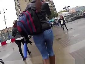 Chick with tight jeans pants candid ass
