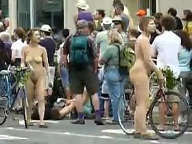 Gostosas de bike peladas