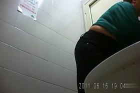 Big butt old lady goes to the lavatory on camera