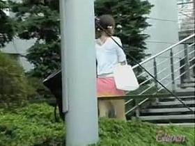 Skirt sharking in action exposed her cute pink panties