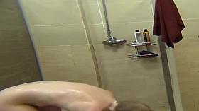 Nathalia tomando banho