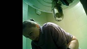 HIDDEN CAM toiletYOUNG ADULT AMAZING ASS 9851