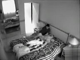 Horny lovers masturbate together in the hotel room