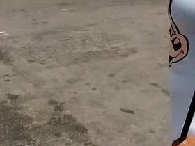 Cadelona de vestido transparente