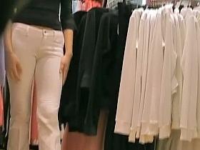 Candid jeans voyeur video of a brunette with amazing legs