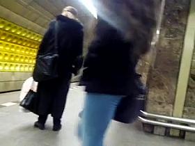 Sexy legs im metro Sexy Beine in der U-Bahn