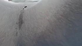 Giovane mamma italiana in un parco pubblico ti mostra il suo grosso culo e non pu&ograve_ trattenersi da pisciare ovunque bagnandosi tutta