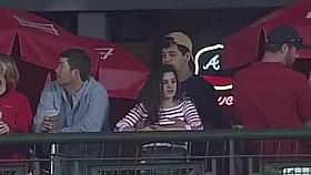 le tocca le tette durante una partita di baseball